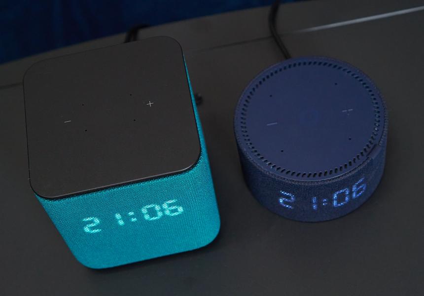 Слева — Яндекс Станция Миди, справа — Мини с часами