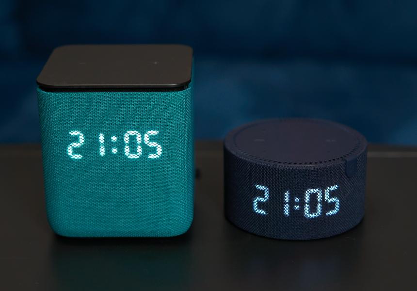 Слева — Яндекс Станция Миди, справа — Мини с часами