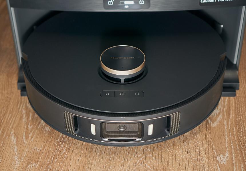 Кнопки управления и датчик LiDAR на роботе