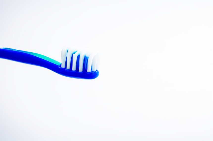 Россиян предупредили о вреде зубной пасты с фтором