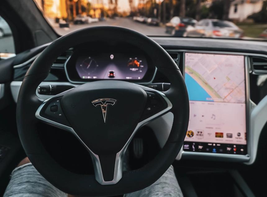 Tesla заявила, что критика автономности её автопилота — нарушение свободы слова