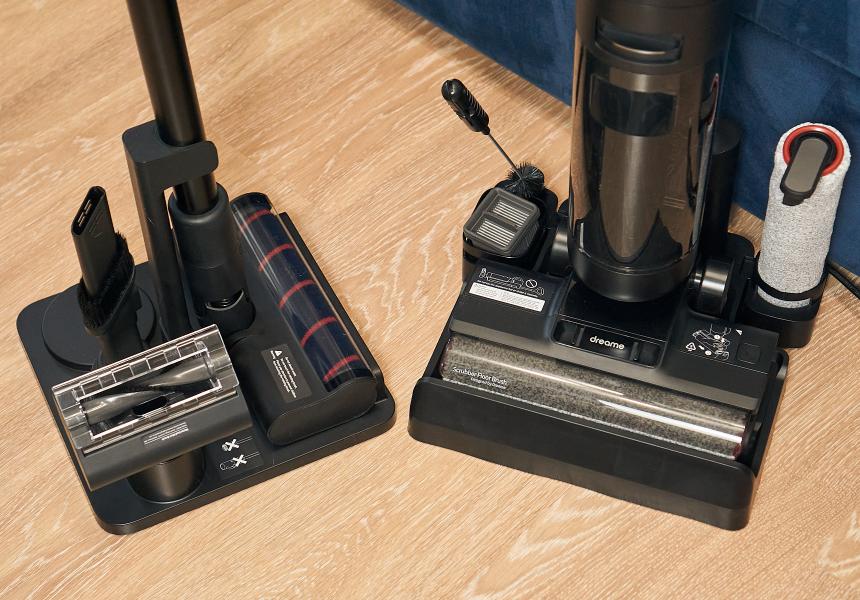 Слева — база с насадками для сухой уборки, справа — база с подзарядкой для основного блока H12 Dual