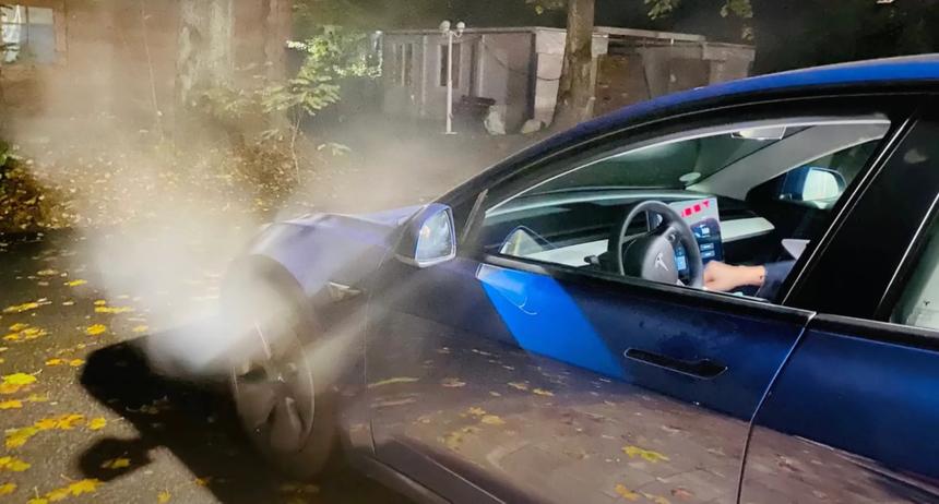 Читайте инструкцию: пар из электромобилей Tesla при зарядке оказался нормой