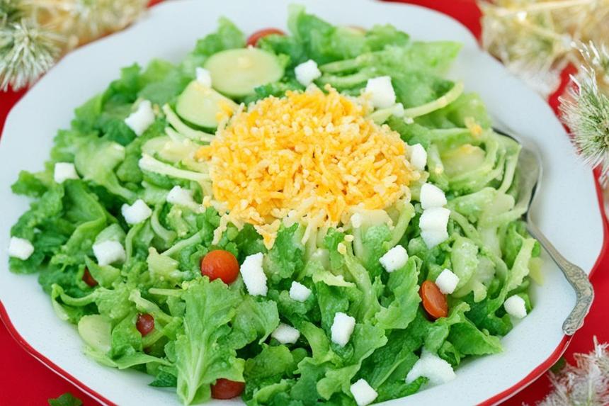 Врач призвала быстрее съесть новогодние салаты из-за короткого срока хранения
