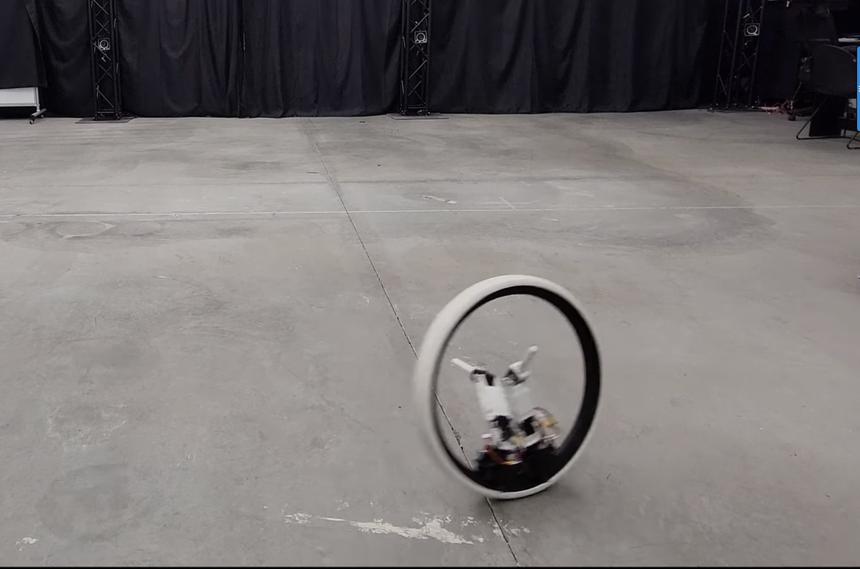 Учёные разработали роботизированный моноцикл с двумя ногами