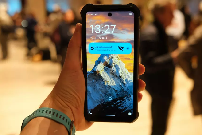 Представлен смартфон с аккумулятором на 28 000 мАч, который нужно заряжать лишь раз в неделю