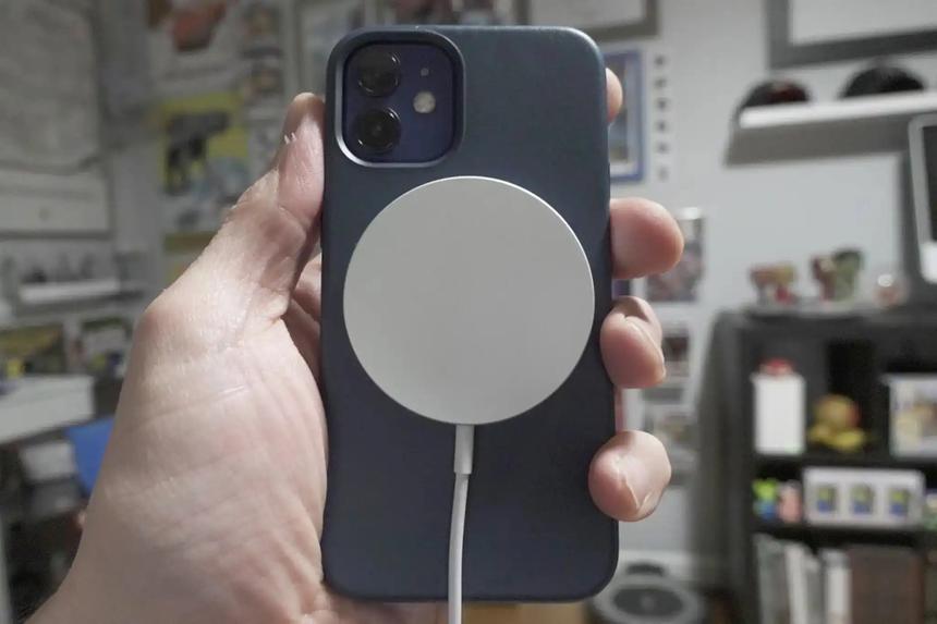 iPhone 12 начал поддерживать более эффективный стандарт беспроводной зарядки — Qi2