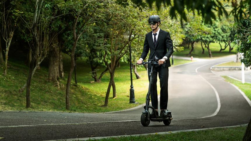 В России представили футуристичные электросамокаты NAVEE с «киберпанк-дизайном»