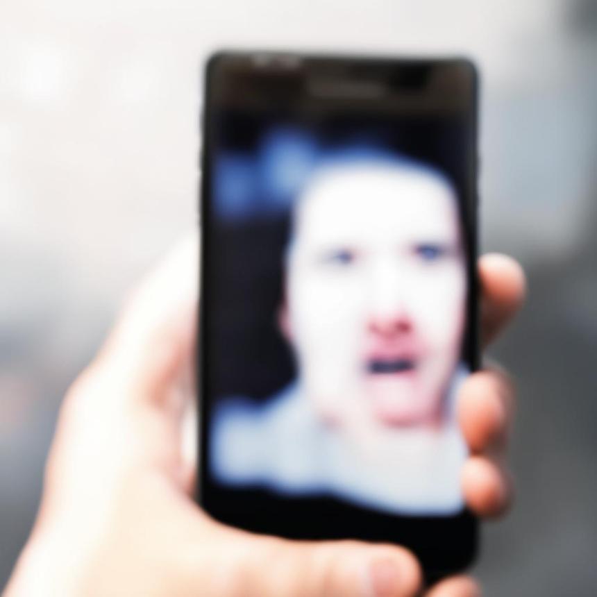 Instagram* будет размывать эротические фото для защиты детей