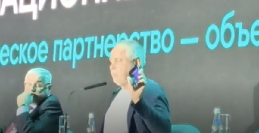 Евгений Касперский держит первый смартфон на базе KasperskyOS