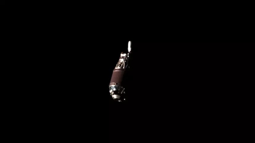 Опубликовано первое в истории фото космического мусора с близкого расстояния