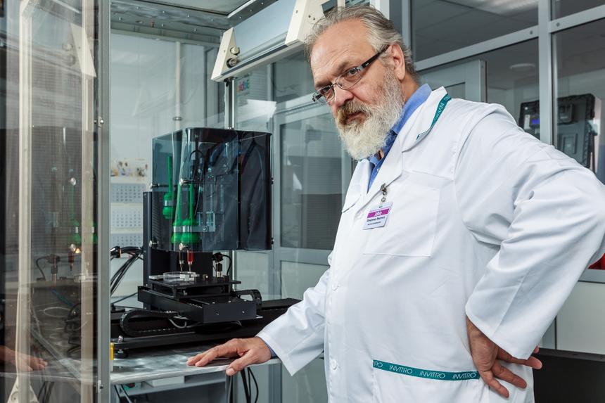 Сотрудник 3D Bioprinting Solutions и аппарат Fabion