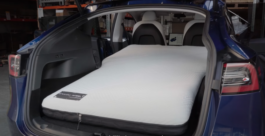 Для Tesla Model Y и 3 создали самонадувающийся матрас