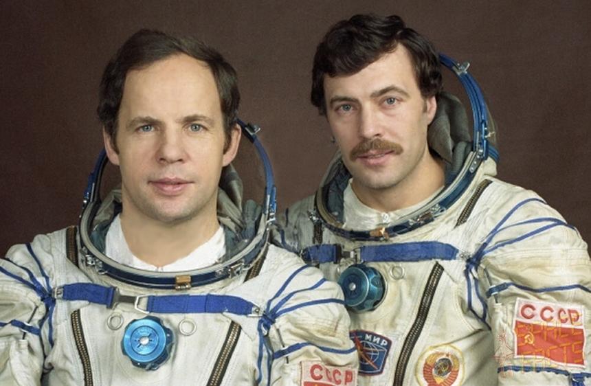 Космонавты Анатолий Соловьёв (слева) и Александр Баландин