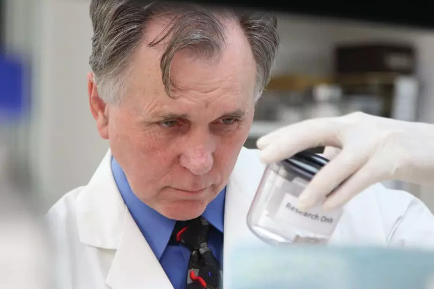 Барри Маршалл, австралийский врач, выпил культуру бактерии Helicobacter pylori, чтобы доказать, что именно она вызывает язву желудка