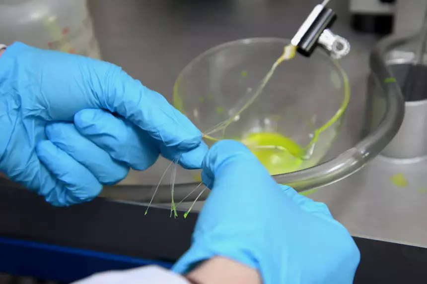 Эти текстильные волокна могут выпускать лекарства там, где они нужны организму