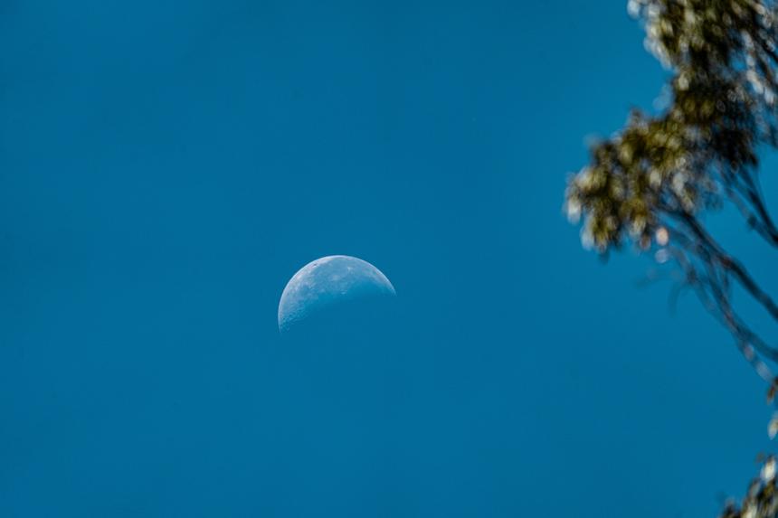 Российские спутники изучат метеоритную опасность на пути от Земли к Луне