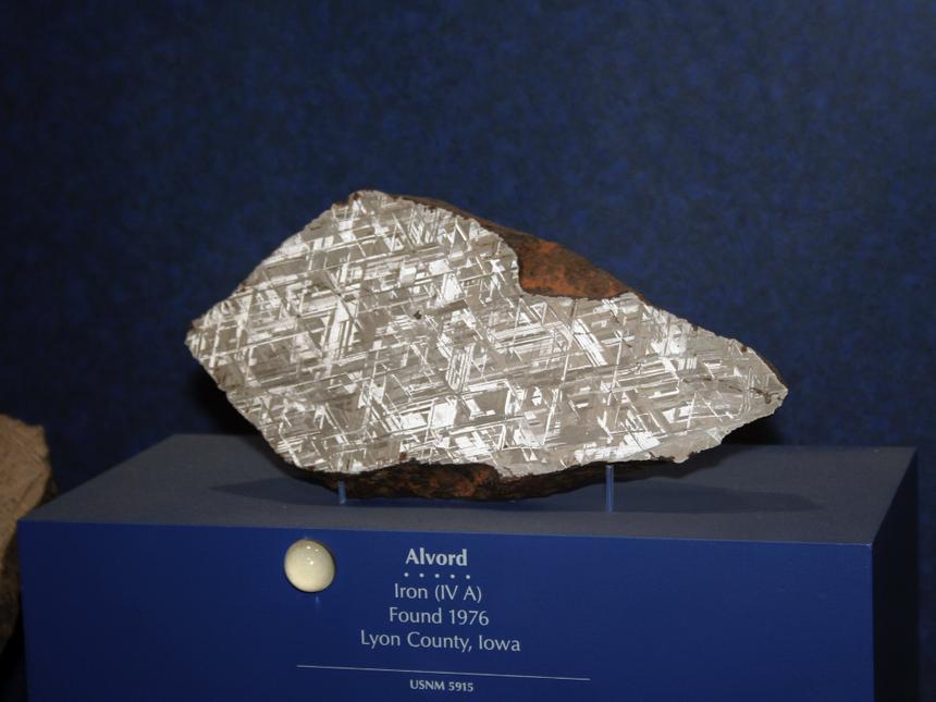 Метеорит Alvord. Видны те самые фигуры Видманштеттена