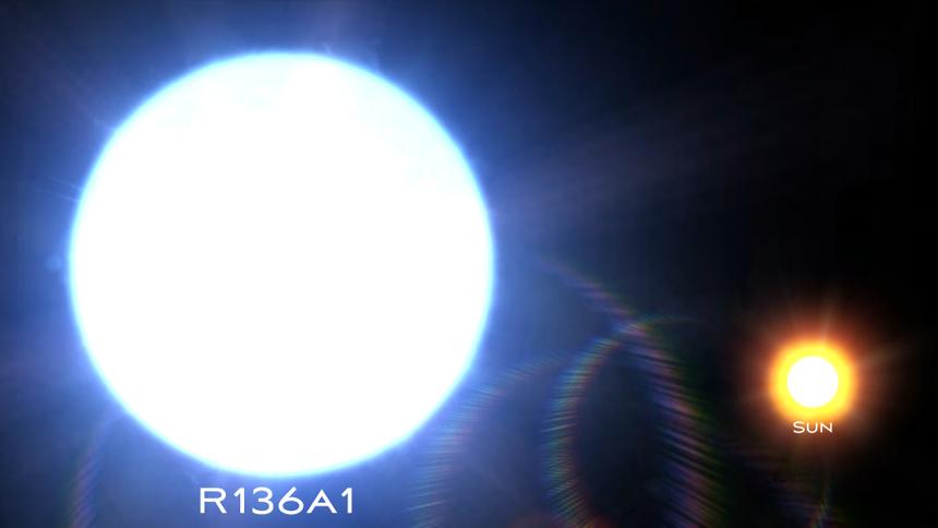 Возможное сравнение размеров звезды R136a1 с Солнцем. Это самая самая тяжёлая и самая яркая из известных науке звёзд во Вселенной. Звезда испускает света, по самым оптимистичным оценкам, до 8,7 млн раз больше, чем Солнце. Увидеть невооружённым взглядом только вот не получится — слишком далеко (165 000 световых лет)