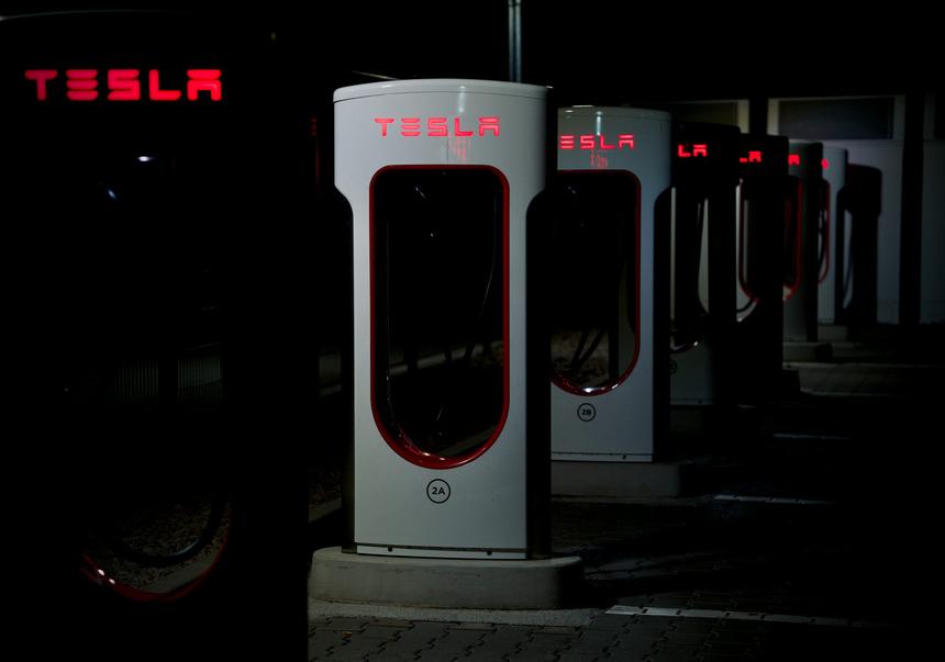 Tesla засудит производителя аварийных разъёмов для электрокаров