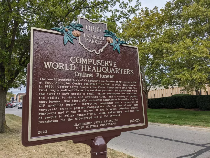 Одной из самых старых интернет-организаций поставили памятник