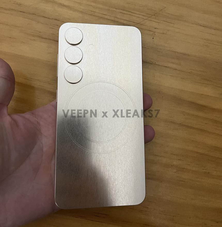 Дизайн компактного Samsung Galaxy S25 показали на металлическом макете