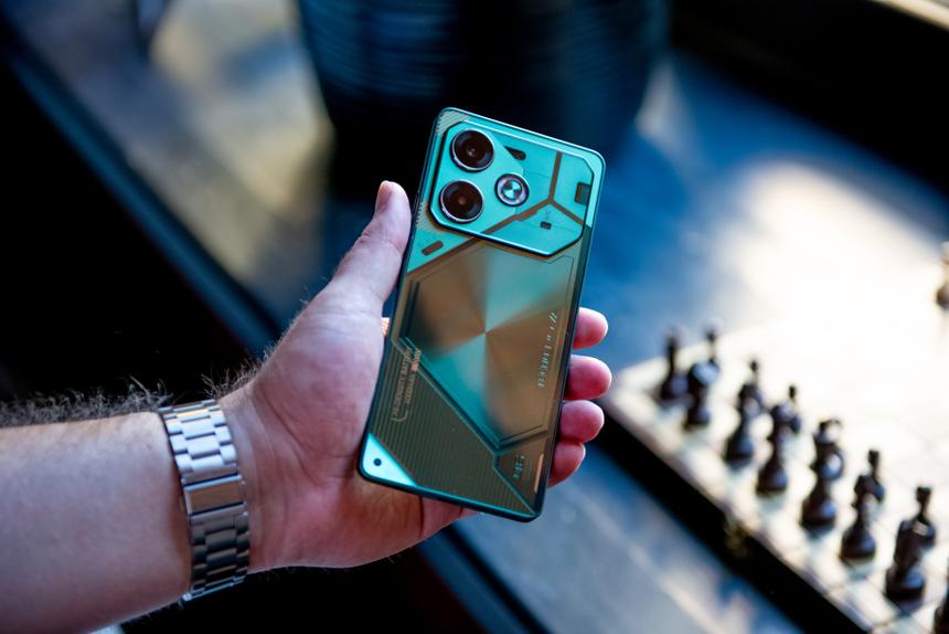 Я согласен, что подросткам такой дизайн понравится. Но в России смартфоны с большими аккумуляторами покупает другая аудитория