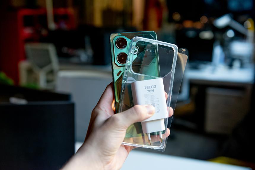 Зарядник в комплекте (в отличие от Самсунга, который жмотится поступить так же). Плёнка изначально не наклеена, но тоже есть в комплекте. И прозрачный бампер