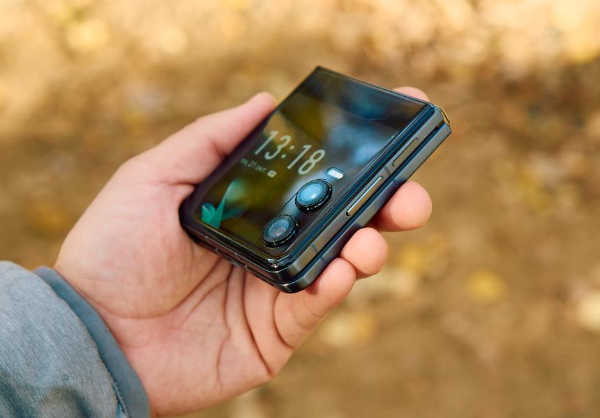 Infinix Zero Flip в закрытом состоянии