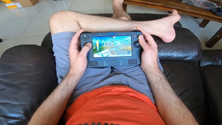 Энтузиаст превратил PS4 Slim в «карманную» консоль весом более 1.5 кг и автономностью полтора часа