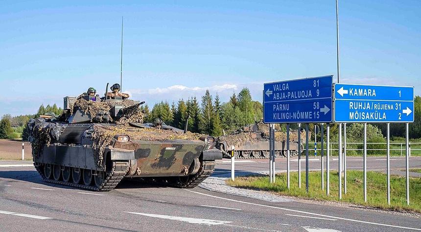 Итальянские солдаты на БМП «Дардо» 1-го берсальерского полка — Эстония, 2024 год