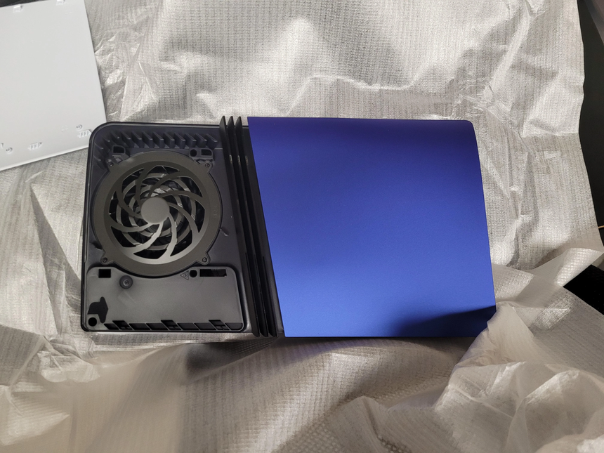 Боковая панель от PS5 Slim подходит к PS5 Pro. Но есть нюанс