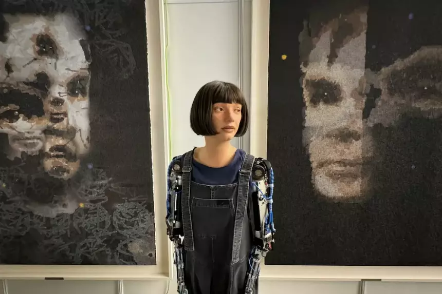 Картину робота-художницы Ai-Da продали за $1,32 млн