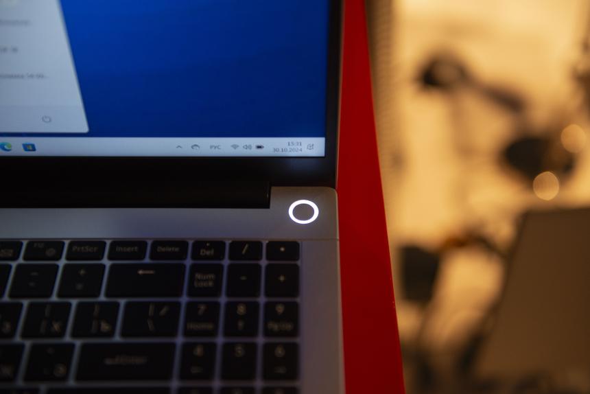 Да, вживую подсветка клавиши включения настолько же беспощадно яркая и мозолящая глаза