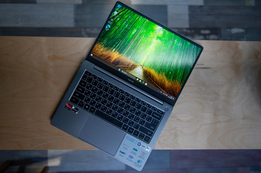 Рамку вокруг экрана бы сюда потоньше или в цвет корпуса, да наклейки отодрать — был бы как MacBook по красоте