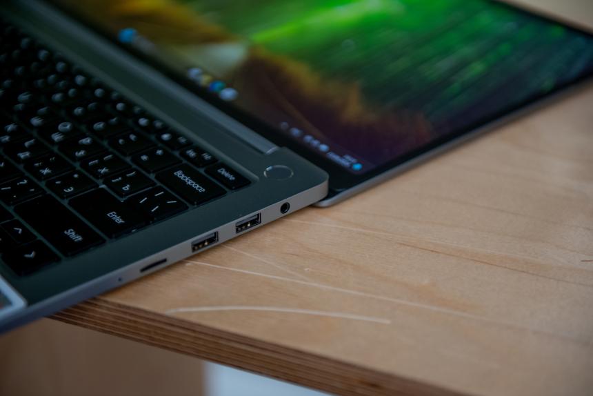 Угол раскрытия в 180 градусов кажется излишеством, но он помогает работать в дороге, когда ноут у вас на согнутых ногах, а вы в кресле тесного автобуса