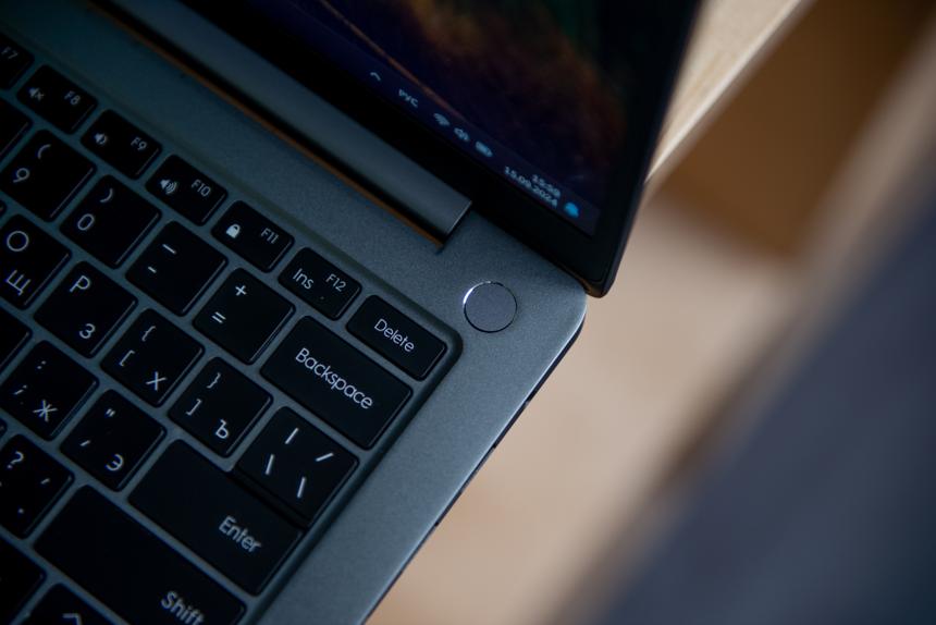 Сканер отпечатков пальцев для входа в Windows без пароля — мелочь, а приятно. В некоторых ноутбуках подобного класса его почему-то нет