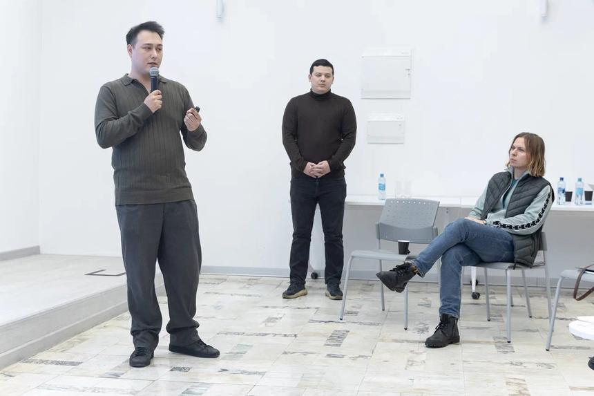 Разработчики тренажера Денис Шимановский и Рустам Мухамедиев выступают на демо-дне Университеского акселератора МИФИ