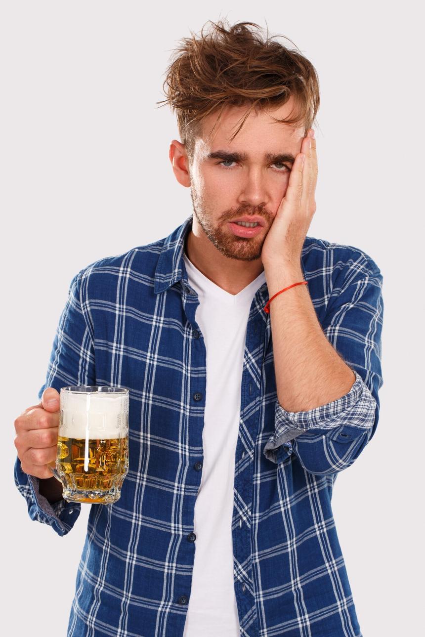 Врач назвала воду и адсорбенты хорошим средством для борьбы с похмельем