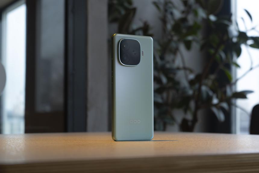 Лучший недорогой смартфон, если автономность и мощность процессора для вас важнее камеры