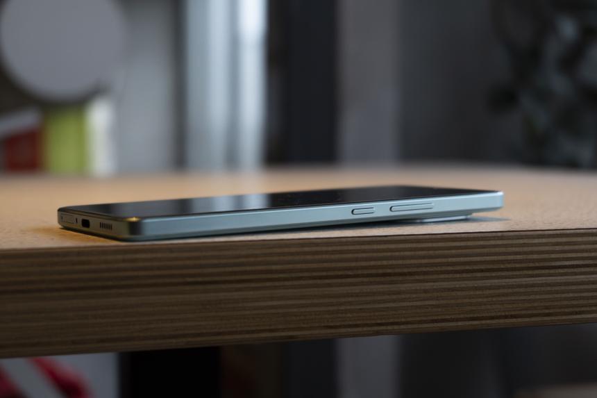 Лучший недорогой смартфон, если автономность и мощность процессора для вас важнее камеры