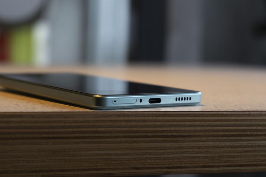 Лучший недорогой смартфон, если автономность и мощность процессора для вас важнее камеры