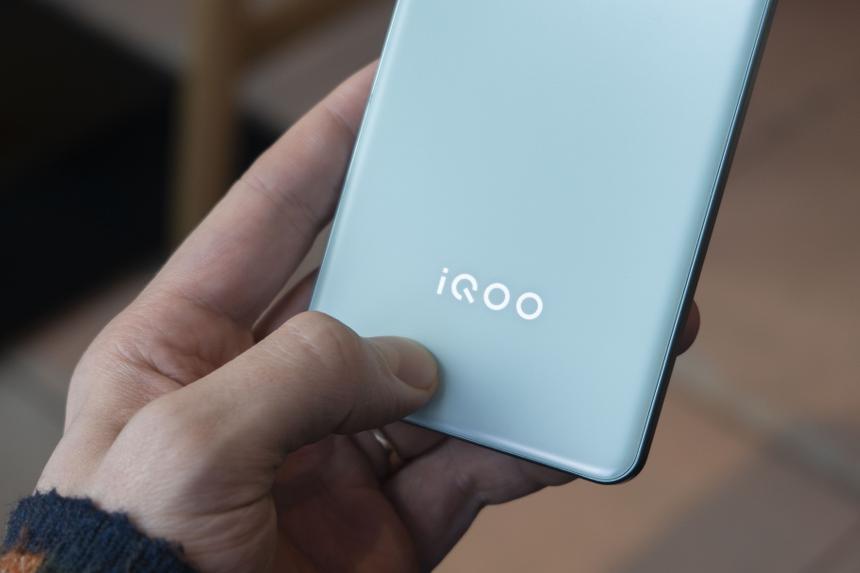 Лучший недорогой смартфон, если автономность и мощность процессора для вас важнее камеры