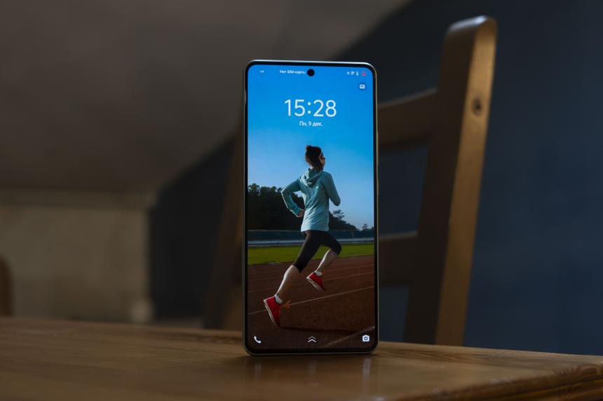 Лучший недорогой смартфон, если автономность и мощность процессора для вас важнее камеры