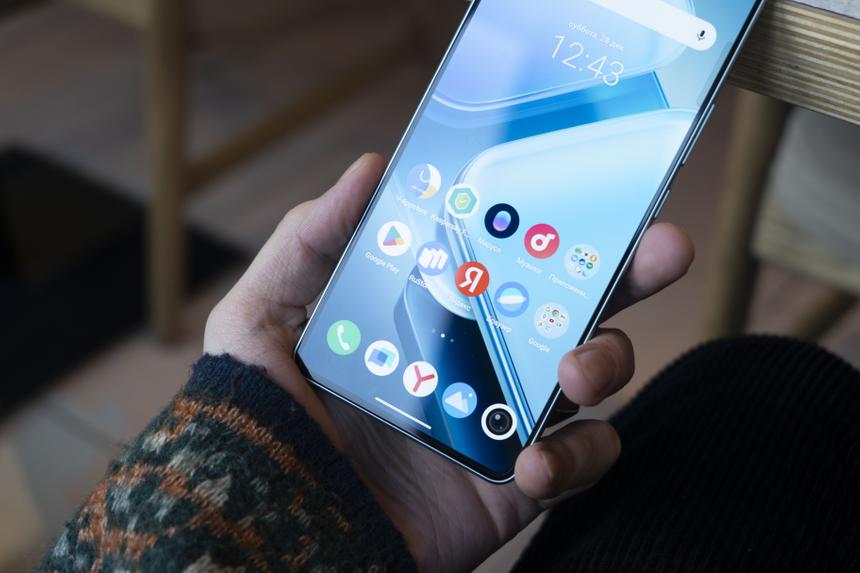 Лучший недорогой смартфон, если автономность и мощность процессора для вас важнее камеры