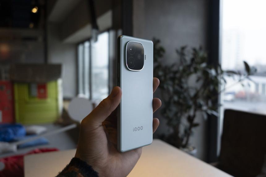 Лучший недорогой смартфон, если автономность и мощность процессора для вас важнее камеры