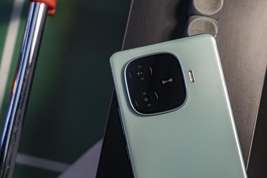 Лучший недорогой смартфон, если автономность и мощность процессора для вас важнее камеры