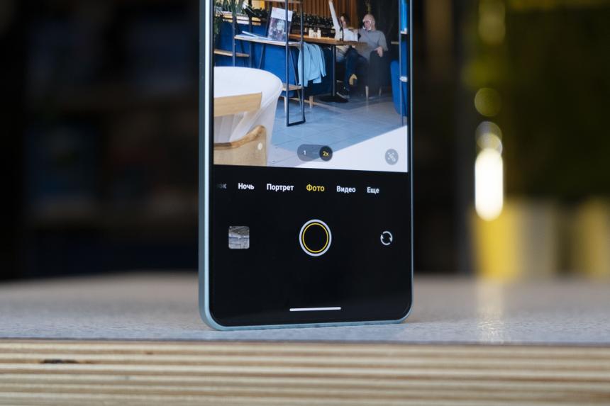 Лучший недорогой смартфон, если автономность и мощность процессора для вас важнее камеры