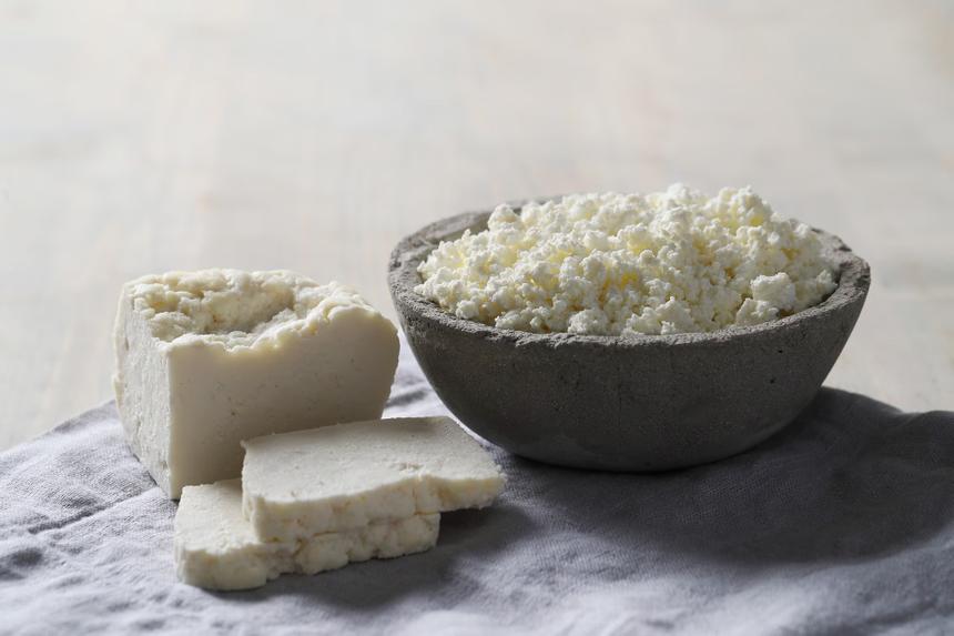 Диетолог назвала полезными перекусами перед сном творог и йогурт без сахара