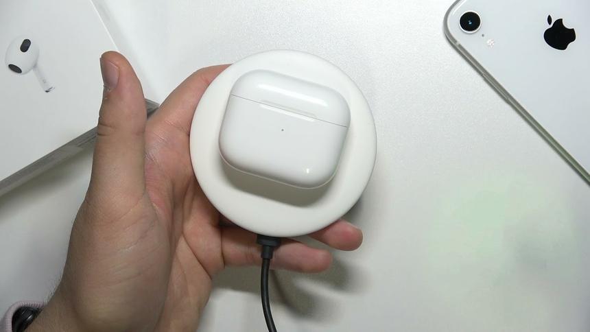 Беспроводная зарядка наушников — это не очень быстро, но довольно удобно
